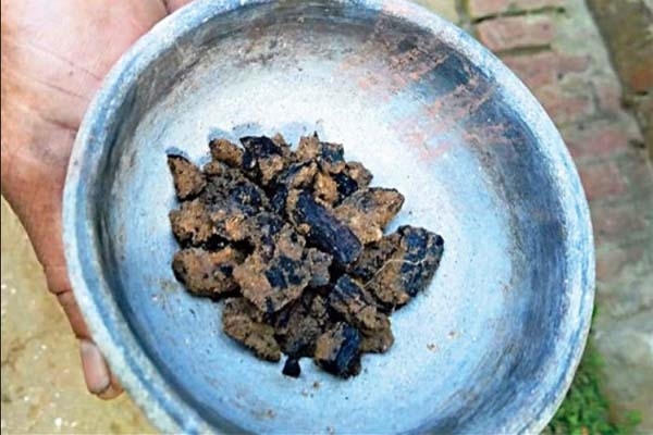 এবার করোনা ঠেকাতে ভারতে কয়লাগুঁড়া গায়ে মাখার হিড়িক