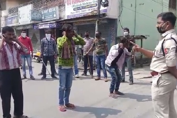 লকডাউনের নির্দে'শনা অমা'ন্য করায় কান ধ'রে 'ওঠাবসা' করাল পুলিশ