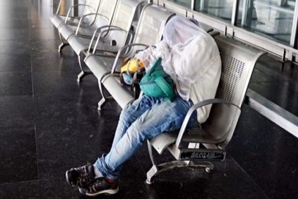 ফাঁকা বিমানবন্দরে তিন দিন একা তরুণী