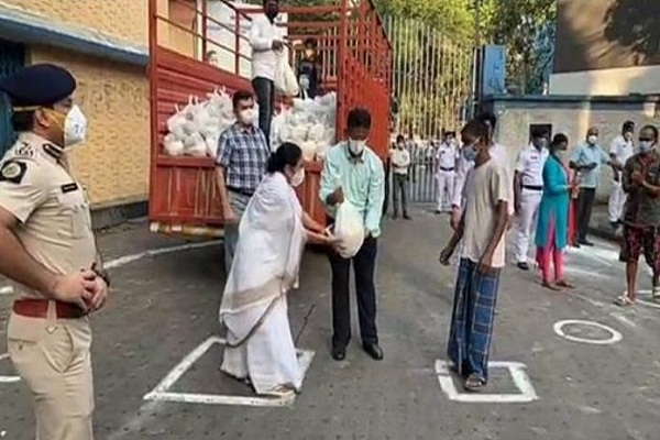নিজের হাতে গরিবদের মাঝে খাবার তুলে দিলেন মমতা ব্যনার্জী