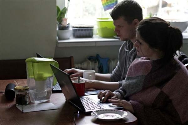 'বাড়িতে আছেন বলেই স্বামীকে বিরক্ত করবেন না, সেজেগুজে থাকবেন!' সরকারি নির্দেশিকা