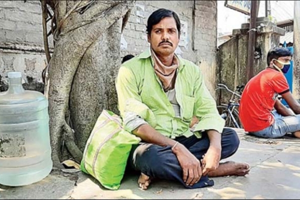 ভাড়াটিয়াকে বাড়ি থেকে তাড়িয়ে দিলেন মালিক, ঠাঁই হলো গাছতলায়