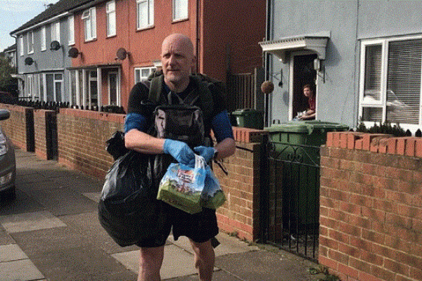  মাইলের পর মাইল হেঁ'টে ছাত্রদের বাড়ি বাড়ি ফ্রি খাবার পৌঁ'ছে দিচ্ছেন এই শিক্ষক