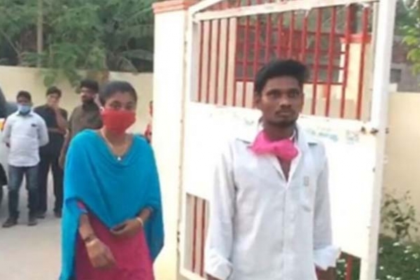 লকডাউনে প্রেমিককে বিয়ে করতে ৬০ কি.মি হেঁটে পাড়ি দিলেন তরুণী