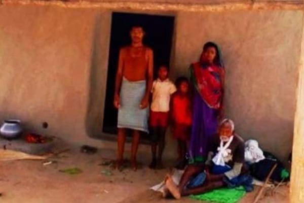 'তিনদিন কিছু খায়নি, এবার তো মনে হয় বাড়িতেই ম'রে পড়ে থাকব'