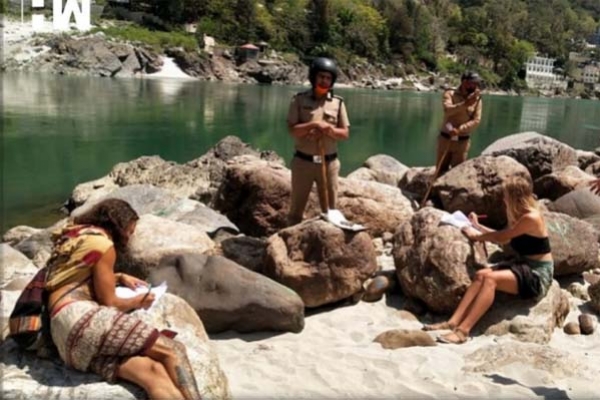 লকডাউন ভাঙায় বিদেশি পর্যটকদের যে অভিনব শা'স্তি দিল ভারতীয় পুলিশ