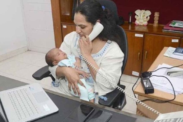 ২২ দিনের সন্তানকে কোলে নিয়ে করোনা যু'দ্ধে...