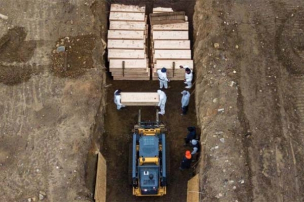 নিউইয়র্কে করোনায় মৃত্যুমিছিল, গণকবরে থরে থরে কফিন!