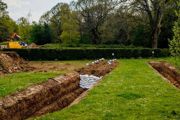 করোনায় মৃ'ত মুসলমানদের জন্য লন্ডনে গ'ণক'বর খোঁ'ড়া হচ্ছে!