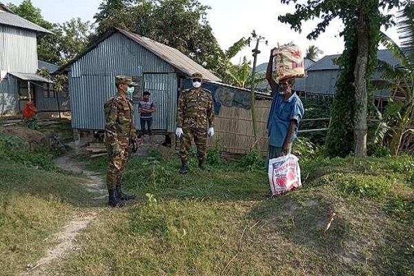 রাতের আধারে খাবার নিয়ে ঘরে ঘরে হাজির হচ্ছে সেনাবাহিনী