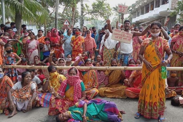 মিলছে না ত্রাণ, খিদের জ্বা'লায় থালা হাতে রাস্তায় নেমে গ্রামবাসীর বিক্ষো'ভ