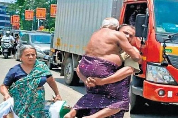 লকডাউনের মধ্যে অসুস্থ বাবাকে কাঁধে নিয়ে হেঁটেই বাড়ি ফিরলেন ছেলে