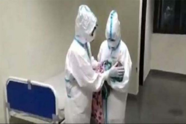 মা করোনায় আক্রা'ন্ত, সদ্যোজাতকে নিজের বুকের দুধ খাওয়াচ্ছেন নার্স!