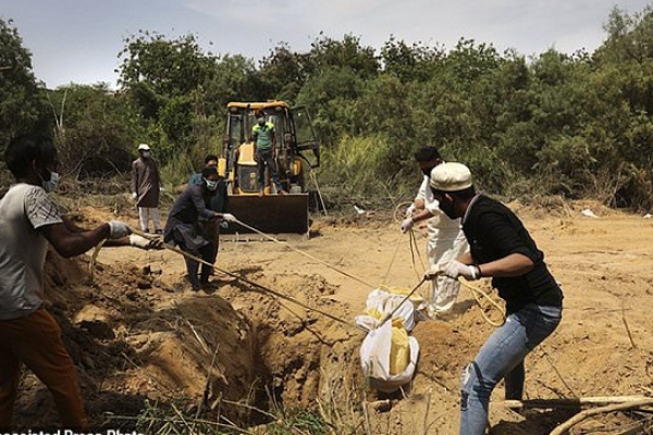 হৃদয়বিদারক দৃশ্য, না ছুঁয়ে রশি দিয়ে টানা হল লা'শ!
