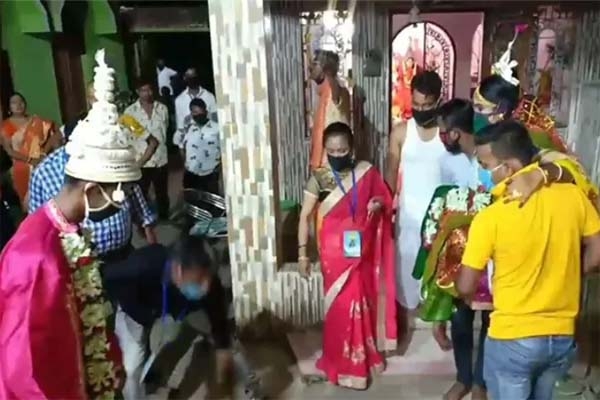 লকডাউনের নিয়ম মেনেই বিয়ে, অভুক্ত ৫০০ দুস্থ পরিবারের পাশে নবদম্পতি