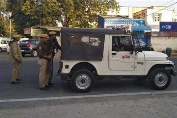 বাড়িতে থাকতে বলায় পুলিশকর্মীদের পে’টালো যুবকরা