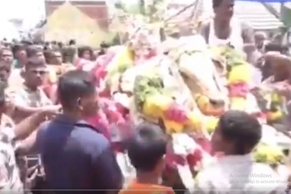 গরুর মৃ'ত্যুতে ভারতে লকডাউন ভে'ঙে শেষকৃত্যে শত শত মানুষের ঢল! 