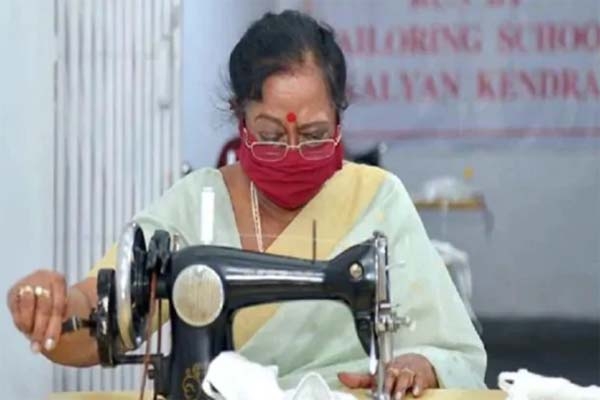 সেলাই মেশিনে বসে দিনরাত মাস্ক তৈরি করে ত্রাণশিবিরে পাঠাচ্ছেন রাষ্ট্রপতির স্ত্রী!