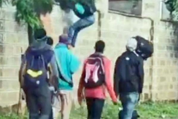 কোয়ারেন্টাইন থেকে দেয়াল টপকে পা'লিয়ে বা'রে গিয়ে ম'দ পান