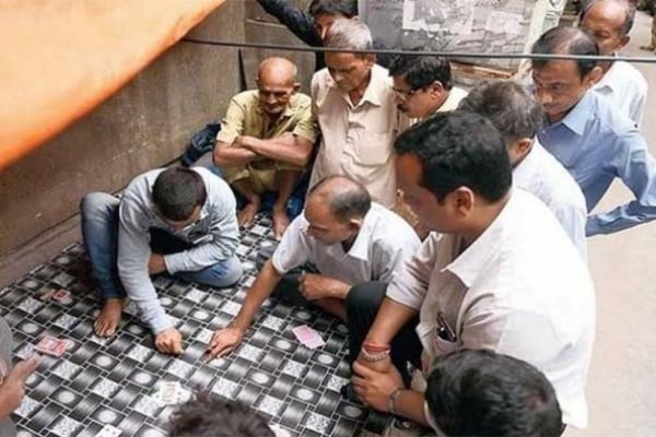 ভারতে লকডাউনে সময় কাটাতে বাড়িতে তাসের আসর, নারী ও শিশুসহ করোনায় আক্রা'ন্ত ৪০