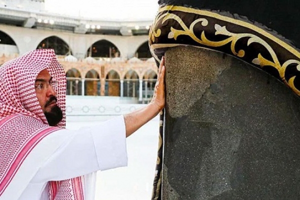 পবিত্র কাবা শরীফ জীবাণুমুক্ত করতে নিজেই নামলেন প্রধান ইমাম
