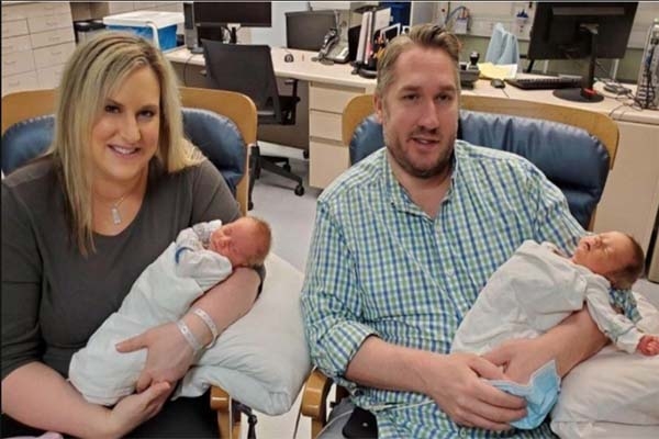 করোনায় না ফেরার দেশে বাবা, জমজ সন্তানের জন্ম দিলেন আক্রা'ন্ত মা!