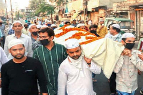 করোনার ভয়কে জয় করে রোজা রেখে হিন্দু পুরোহিতের লা'শ নিয়ে শ্মশানে মুসলিমরা!