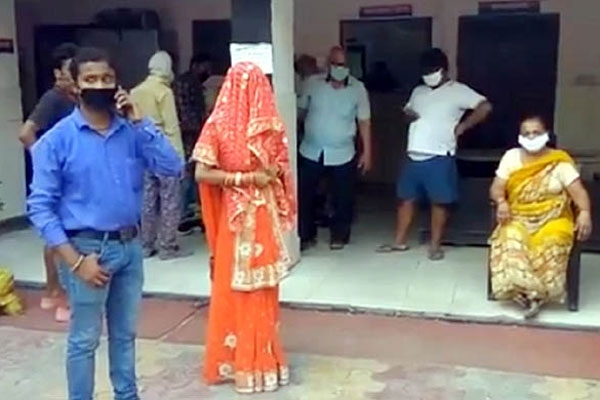 লকডাউনে বাজার করতে বের হয়ে নববধূ নিয়ে ঘরে ফিরলেন যুবক