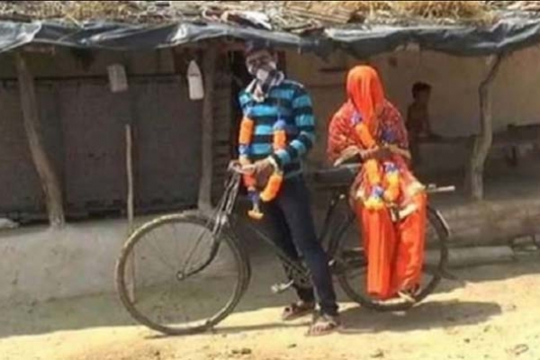 বিয়ে করতে সাইকেলে ১০০ কিমি পথ পাড়ি, বউ নিয়েই ঘরে ফিরলেন যুবক