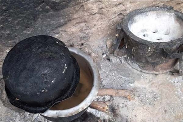 চুলোয় পাতিলে পাথর রেখে ক্ষুধার্ত শিশুদের সান্তনা দিয়ে মা বলছেন, ধৈর্য ধরো!