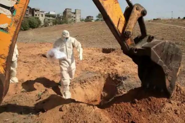 করোনায় ২০ দিনের শিশুর মৃত্যু, আদরের সন্তানকে শেষবারের মতো ছুঁতে পারল না বাবা!