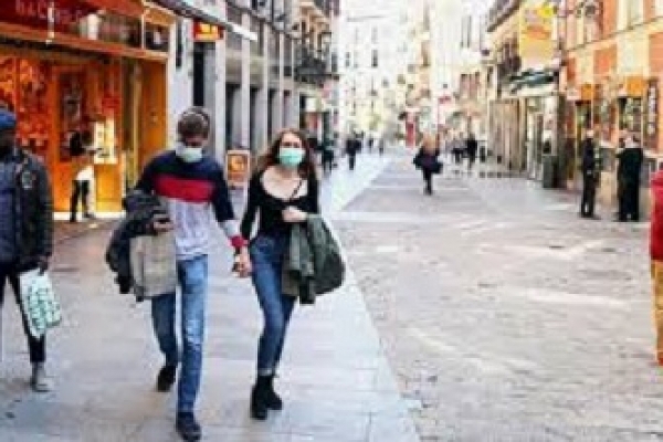 দীর্ঘ ৪৯ দিন পর মুক্ত বাতাসে স্পেনের মানুষ