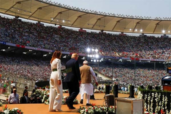 গুজরাতে ডোনাল্ড ট্রাম্পের লাখ মানুষের সমাবেশ থেকেই ভারতে করোনা সং'ক্র'মণ!