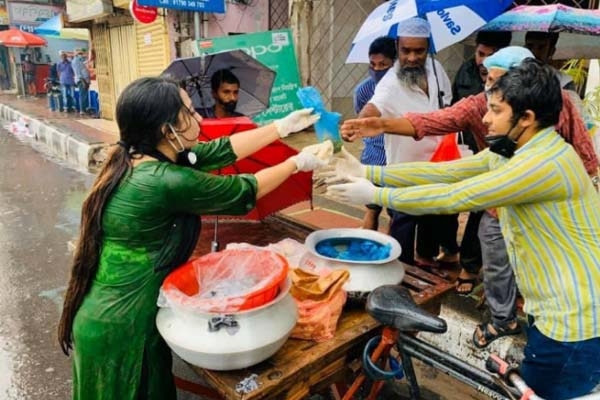 করোনায় কর্মহীন অসহায় মুসল্লীদের পাশে ইফতার নিয়ে হিন্দু তরুণ-তরুণী!