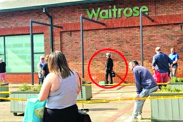 দূরত্ব বজায় রেখে সাধারণ মানুষের সঙ্গে লাইনে দাঁড়িয়ে বাজার করলেন ব্রিটেনের সাবেক প্রধানমন্ত্রী 