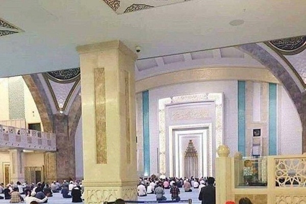 নামাজ পড়ার সময় যদি পেছনের সারি থেকে বাচ্চাদের হাসির আওয়াজ না আসে তাহলে পরবর্তী প্রজন্মের ব্যাপারে ভ'য় করুন