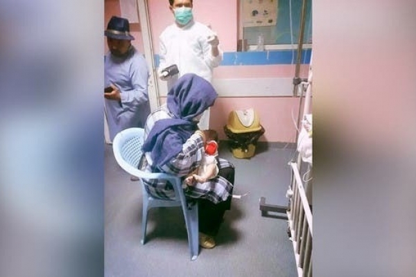 অসহায় ২০ এতিম শিশুকে পালাক্রমে দুধ পান করিয়ে প্রশংসায় ভাসছেন ফিরোজা