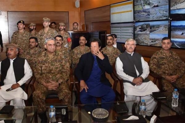 করোনাকালে সেনাবাহিনীর চা'পের মুখে ইমরান খান; স'ঙ্কটে পাকিস্তান সরকার