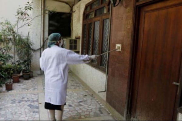 গৃহবন্দির পরিবর্তে মহিলা চিকিৎসককে তালাবন্দি করল প্রতিবেশীরা