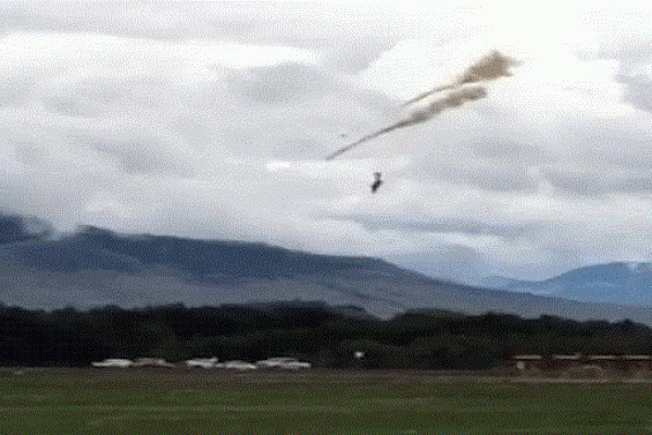   বি'কট শব্দে বিমানে আগু'ন, ভেঙে পড়ল বাড়ির উপর