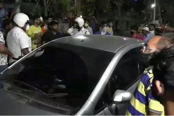  লকডাউনে ফাঁকা রাস্তায় ম'দ্যপান করে রেসিং, সোজা ফুটপাথে উঠল গাড়ি, জখ'ম ৫