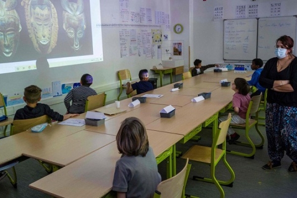 শিশুরা আক্রা'ন্ত হওয়ায় স্কুল চালুর এক সপ্তাহেই বন্ধ করে দিচ্ছে ফ্রান্স