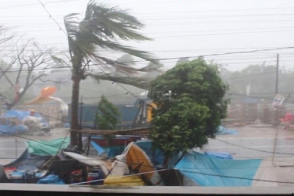 শক্তিশালী ঘূর্ণিঝড় আম্ফান সামান্য দুর্বল হয়ে ক্যাটেগরি ৪-এ রূপ নিয়েছে