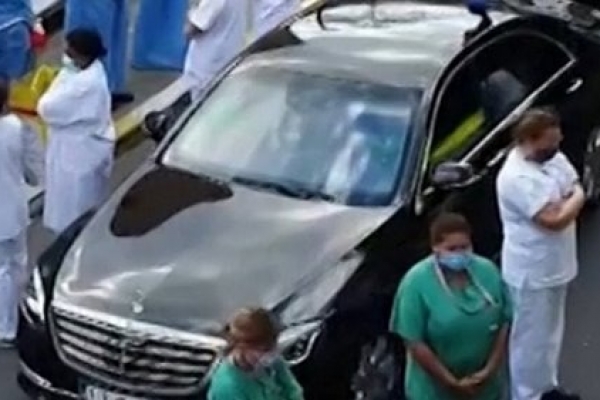 করোনা প্রতিরো'ধে ব্যর্থ, প্রধানমন্ত্রীকে পেছনঘুরে ‘গার্ড অব ডিজঅনার’ দেখালেন চিকিৎসকরা!