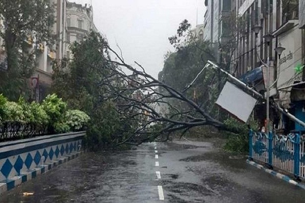 পশ্চিমবঙ্গে ভ'য়াবহ তা'ণ্ডব চালাচ্ছে ঘূর্ণিঝড় আম্পান