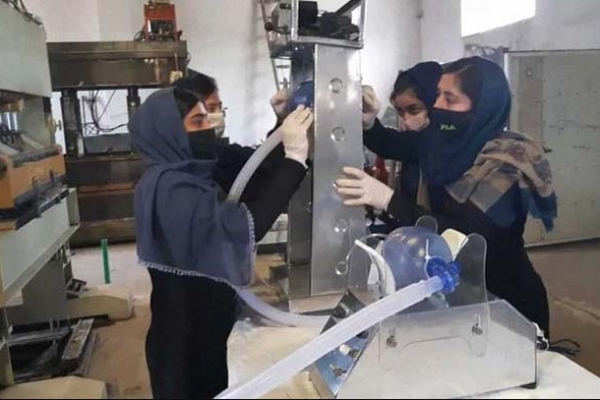 করোনা চিকিৎসায় গাড়ির যন্ত্রাংশ দিয়ে ভেন্টিলেটর বানাচ্ছে আফগান মেয়েরা!