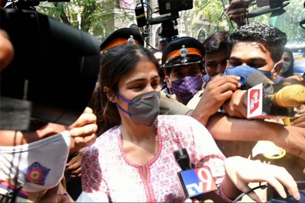 'কাউকে ভালবেসে যদি গ্রেফ'তার হতে হয়, রিয়া সে জন্য প্র'স্তুত'
