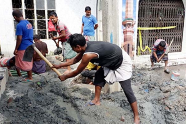 মসজিদে বি'স্ফো'রণের কারণ জানতে মাটি খুঁড়ছে তিতাস গ্যাস কর্তৃপক্ষ