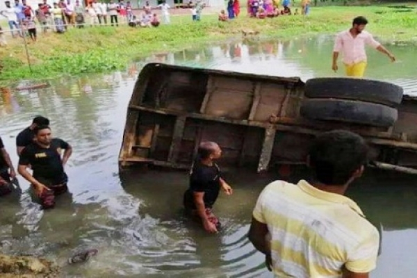 সাভারে যাত্রী সহ বাস খাদে, জানুন সর্বশেষ পরিস্থি'তি