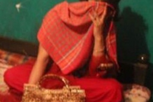 দৌ'ড়ে পালিয়ে গেলেন স্বামী, পাঁচজনকে নিয়ে ধ'র্ষণ করল মালিকের ছেলে